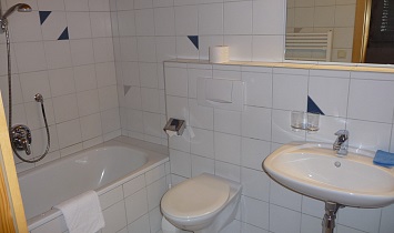 Bathroom with bath, WC and wash basin in the Classic apartment with gallery